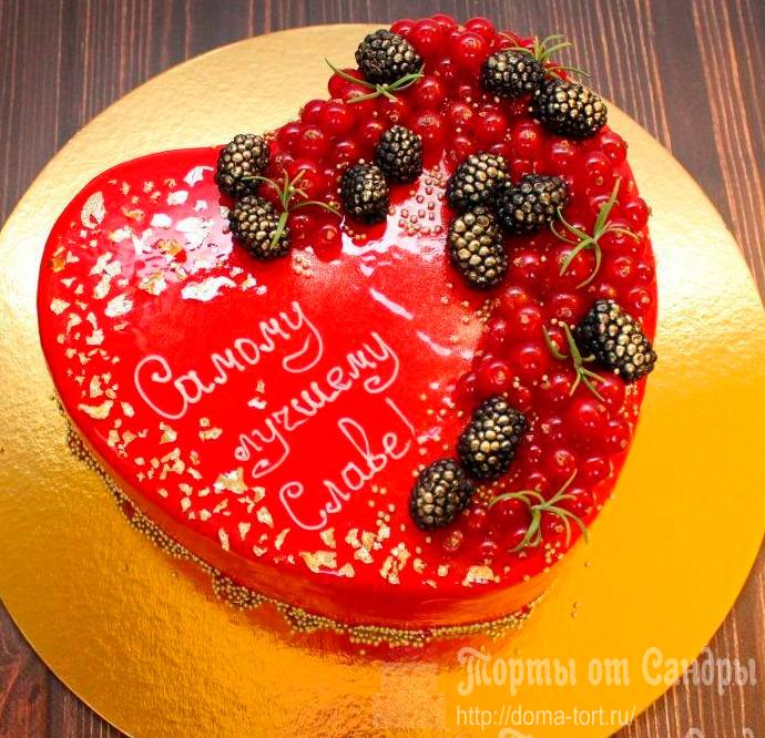 Муссовый торт - красное сердце с ягодами и пищевым (сусальным) золотом