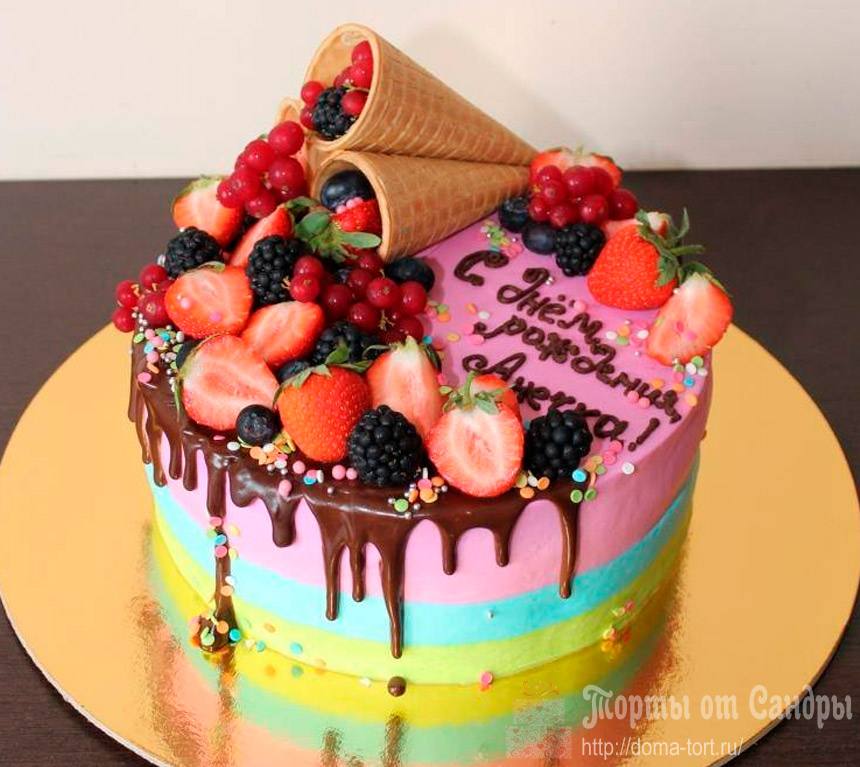 Торт - С вафельными рожками, шоколадными подтеками и свежими ягодами