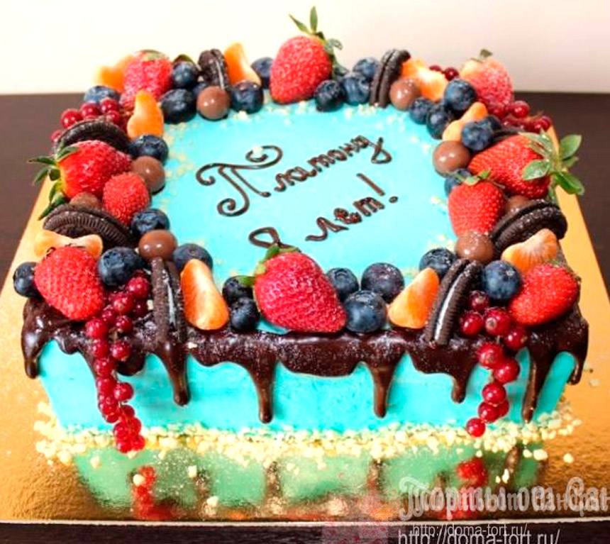 Праздничный торт - на день рождение, с подтеками шоколада и свежими ягодами