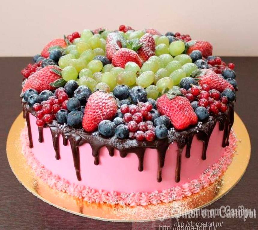 Праздничный торт - с подтеками шоколада, свежими ягодами и фруктами