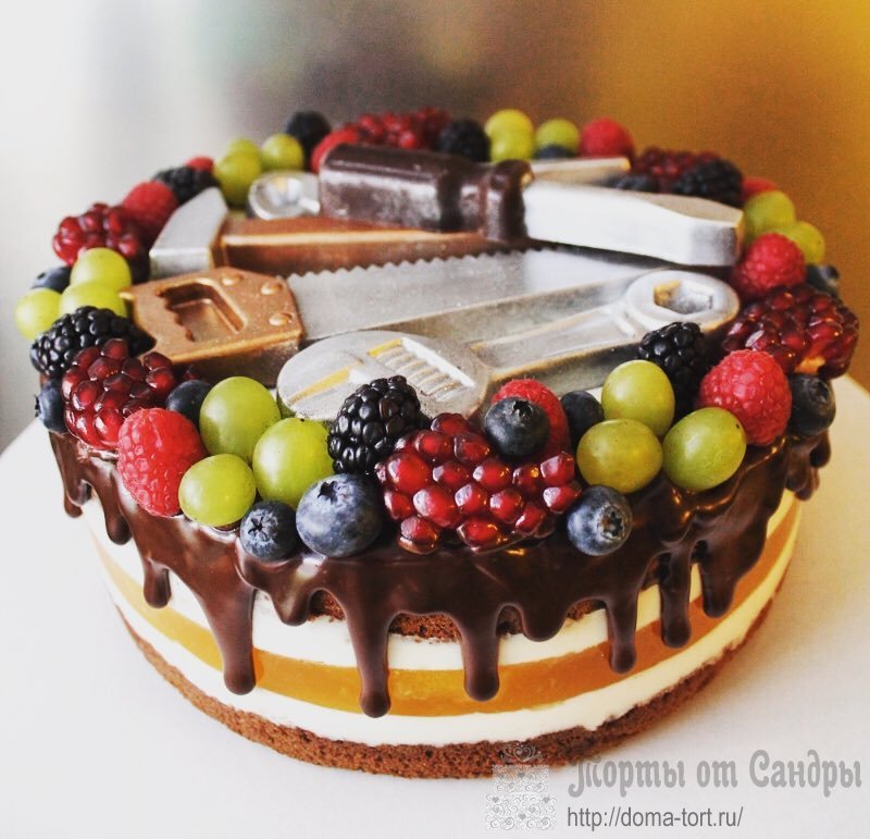 Торт- С шоколадными инструментами и ягодами