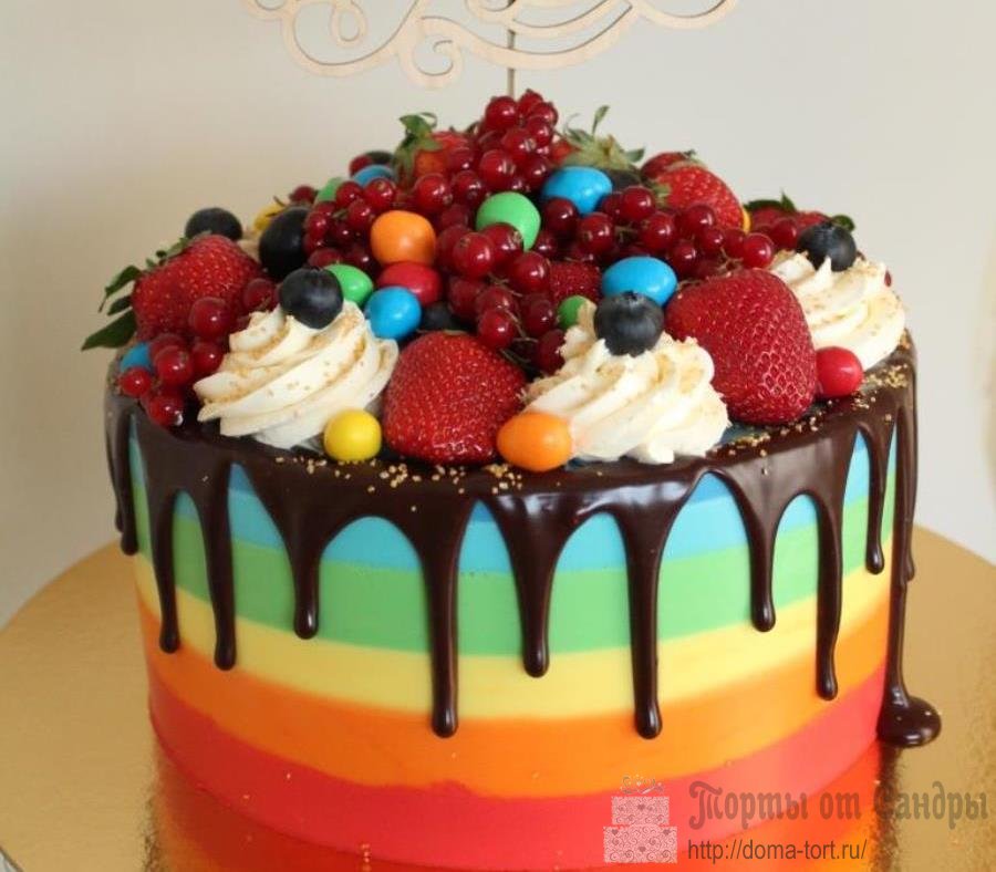 Радужный торт с ягодами и конфетами msm