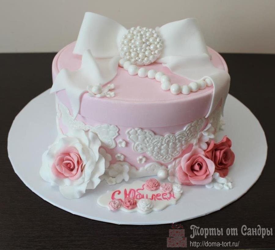 Торт - Розовая коробка с бантом, брошкой и цветами