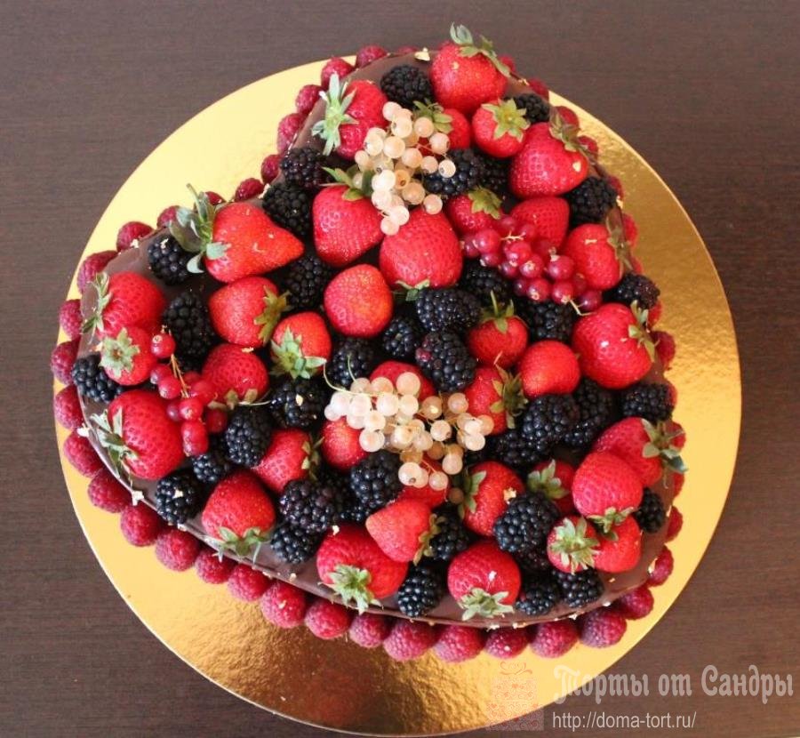 Торт -  Валентинка в форме сердечка в шоколадной глазури со свежими ягодами