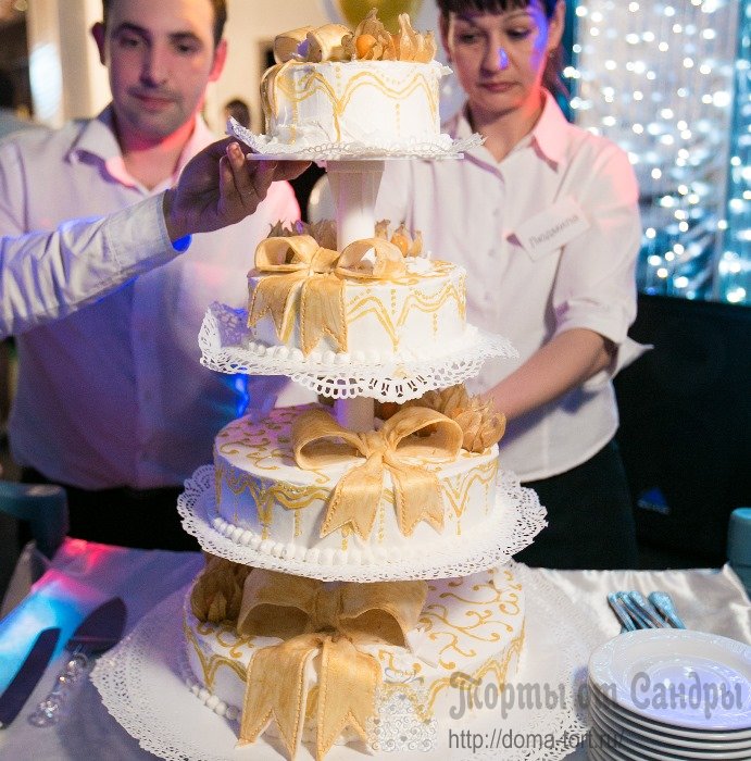Свадебный торт с бантами и физалисом
