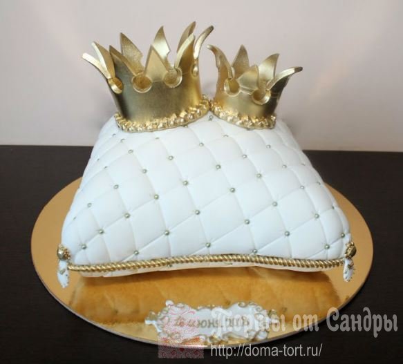 Торт - Две золотые короны на белой подушке