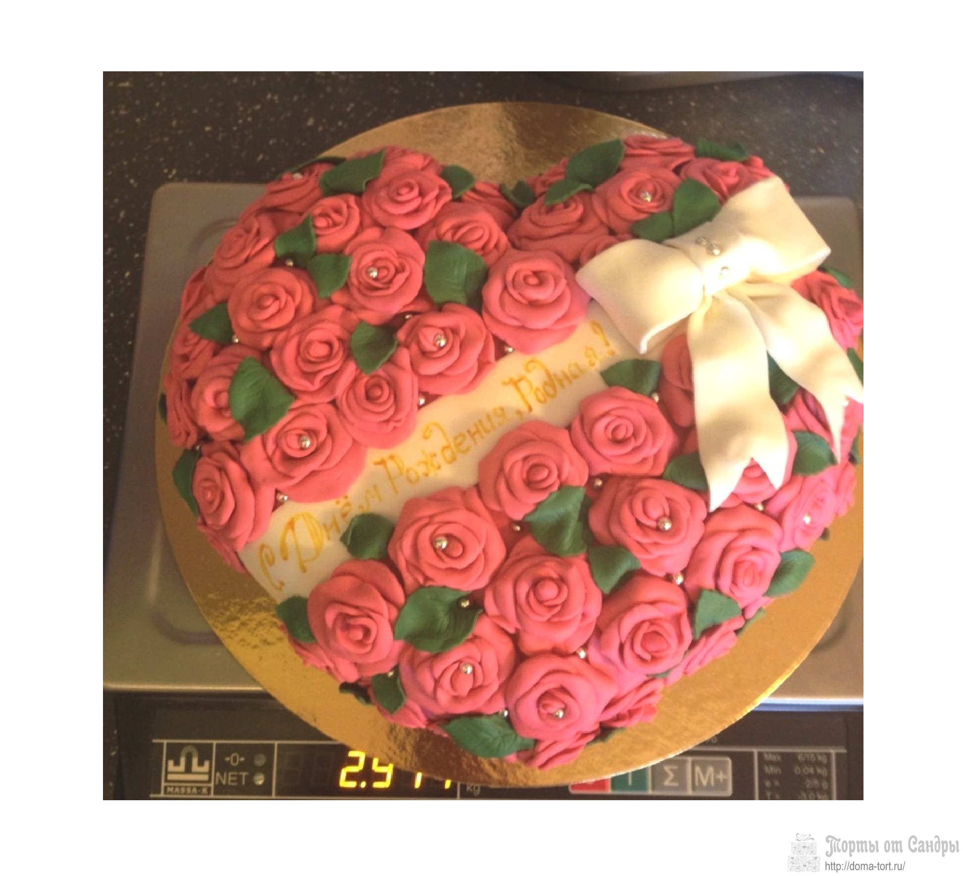 Торт - Сердце из роз с лентой