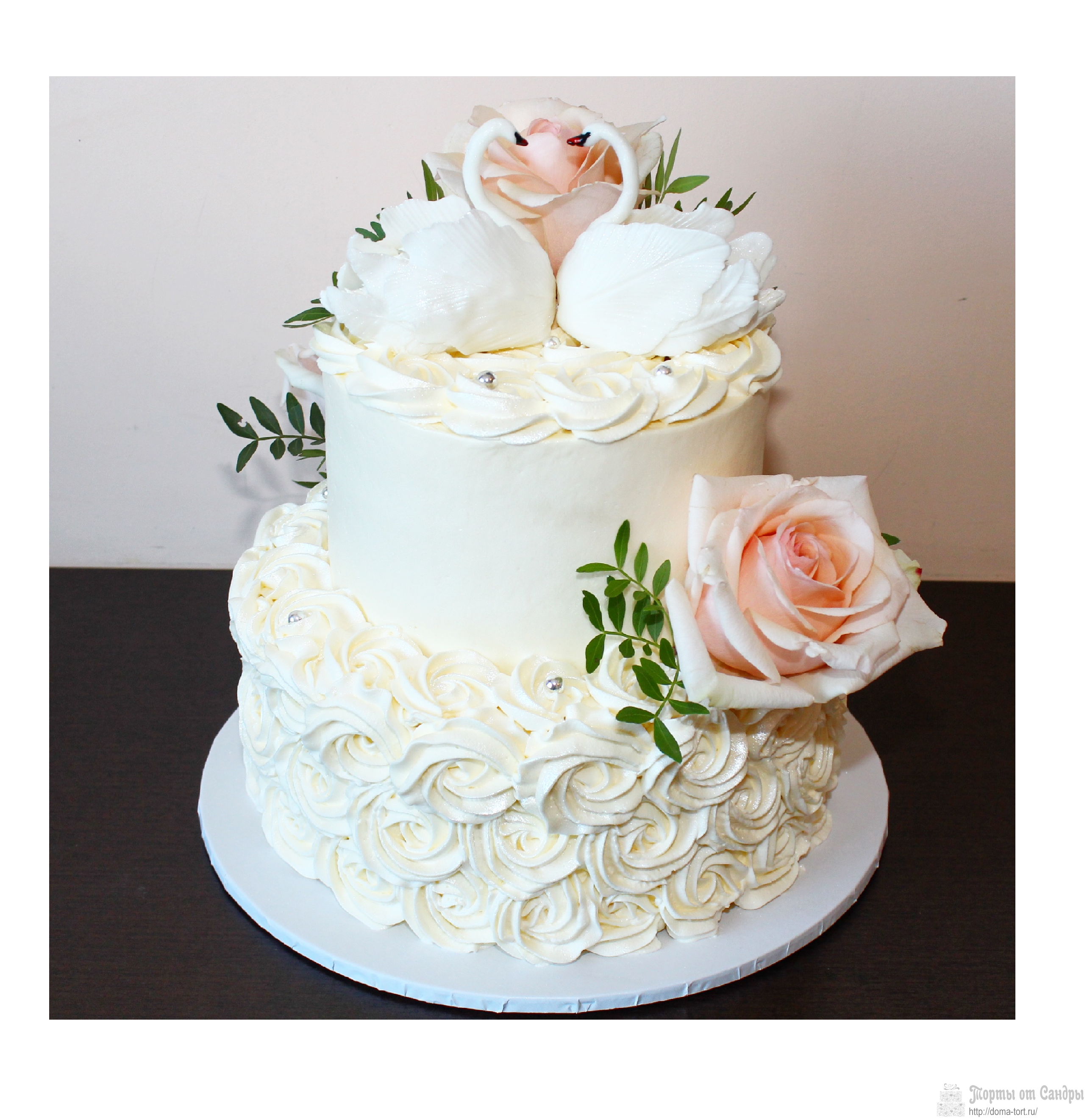 2-х ярусный Свадебный торт - Лебеди в розах